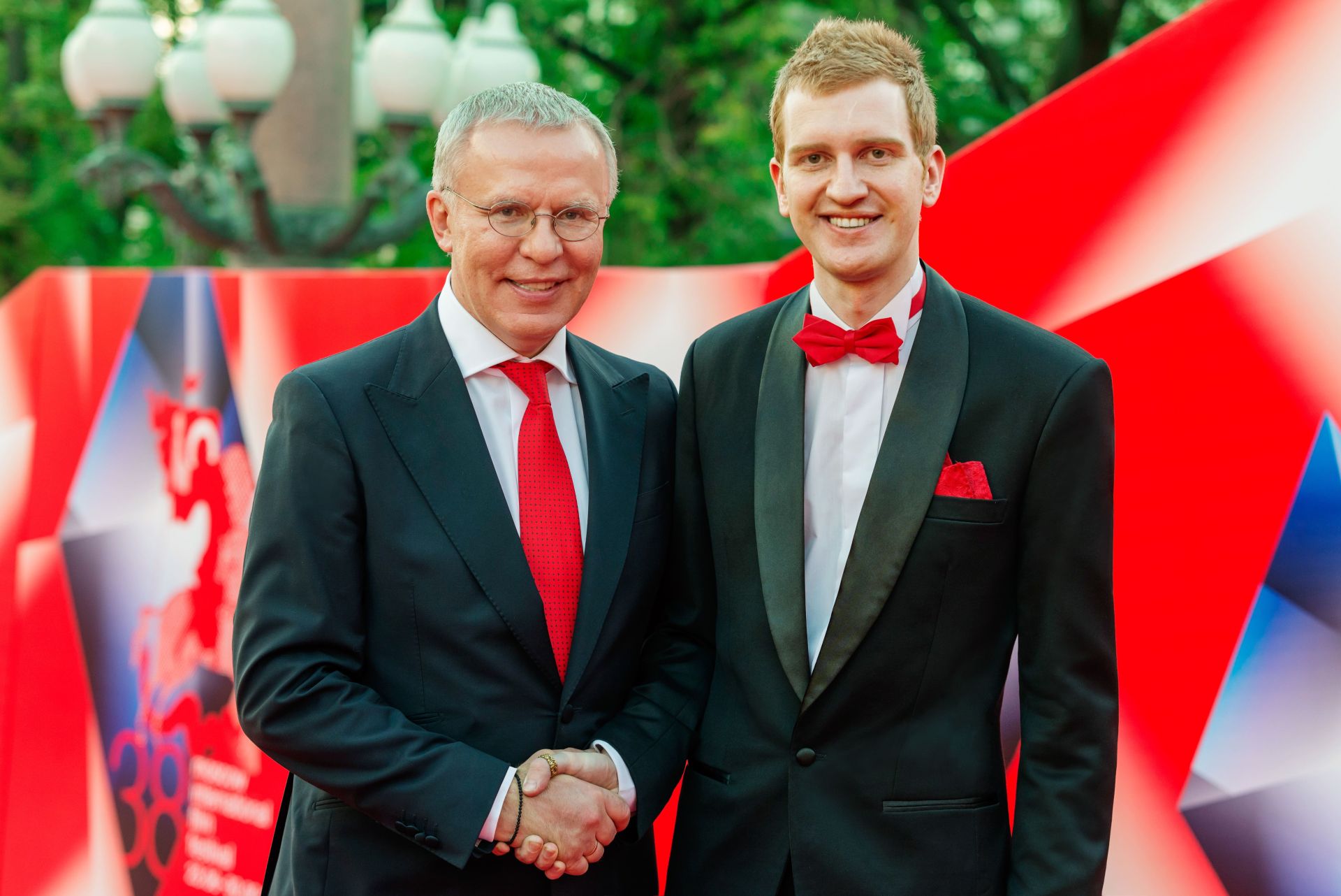 Стилист Александр Белов и
                                                            Вячеслав Фетисов