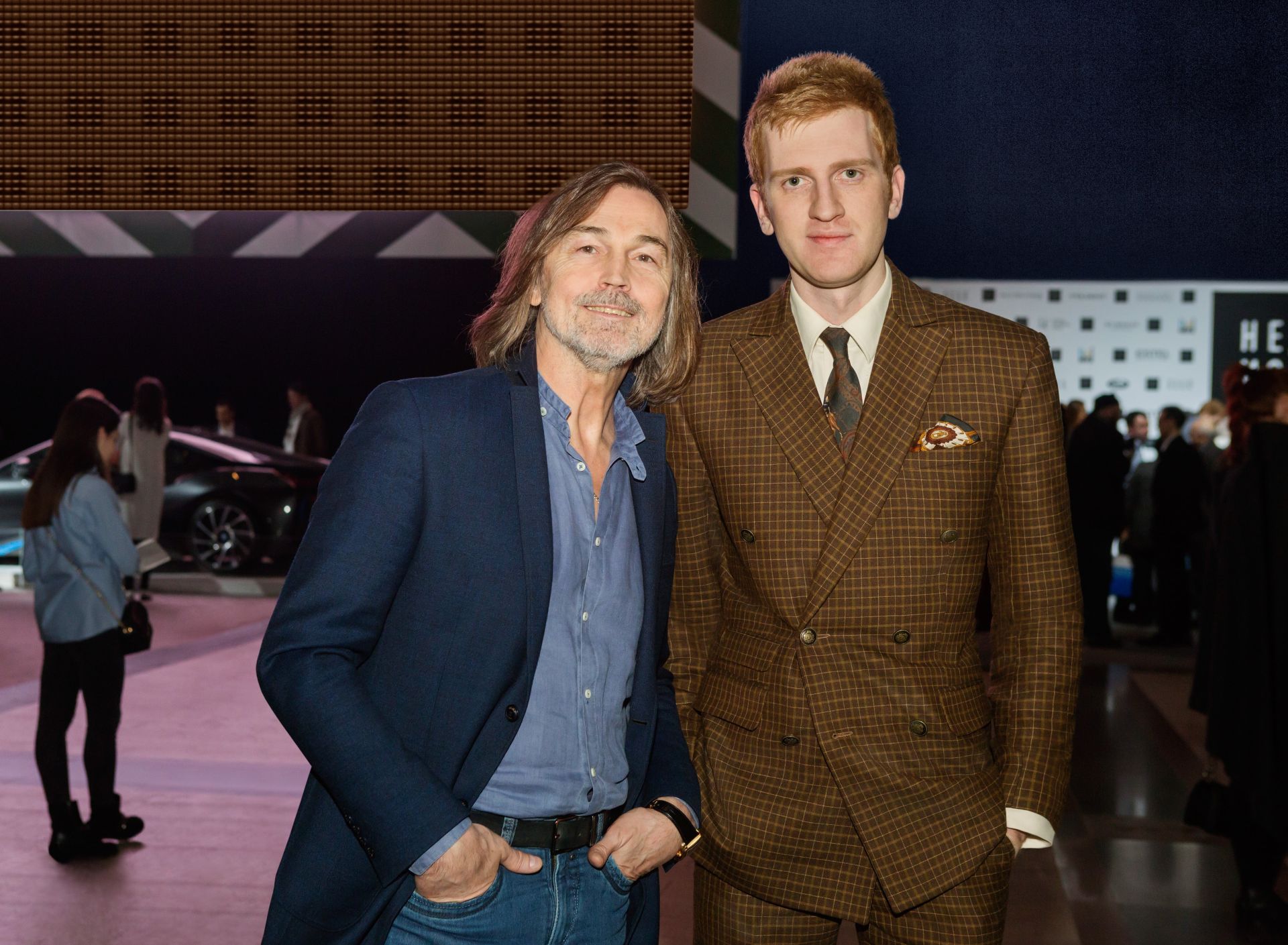 Стилист Александр Белов и
                                                            Никас Сафронов